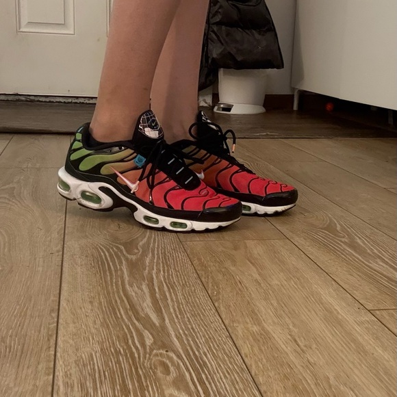 Nike Red and Green Sneakers with Iconic Design - Picture 4 of 16